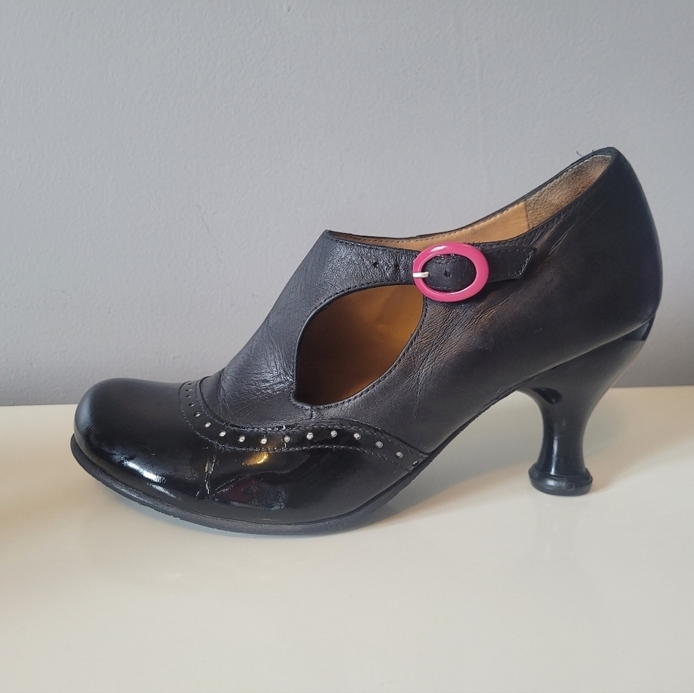 Fluevog Bellevue Ella Baker Brogued Heel With Cutout, GUC, Size 6 - Picture 6 of 11